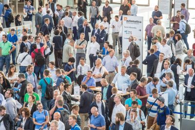 Besucher der Automatica in München
