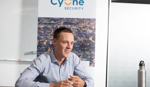 Sichere IoT-Geräte: Ein Interview mit Reto Amstad von der CyOne Security