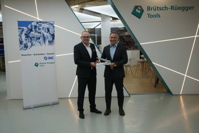Marc Schuler, Leiter Produktmanagement Brütsch/Rüegger Werkzeuge AG (links) und Daniel Langmeier, Geschäftsführer SMC Schweiz AG, nach der offiziellen Unterzeichnung der Partnerschaft.