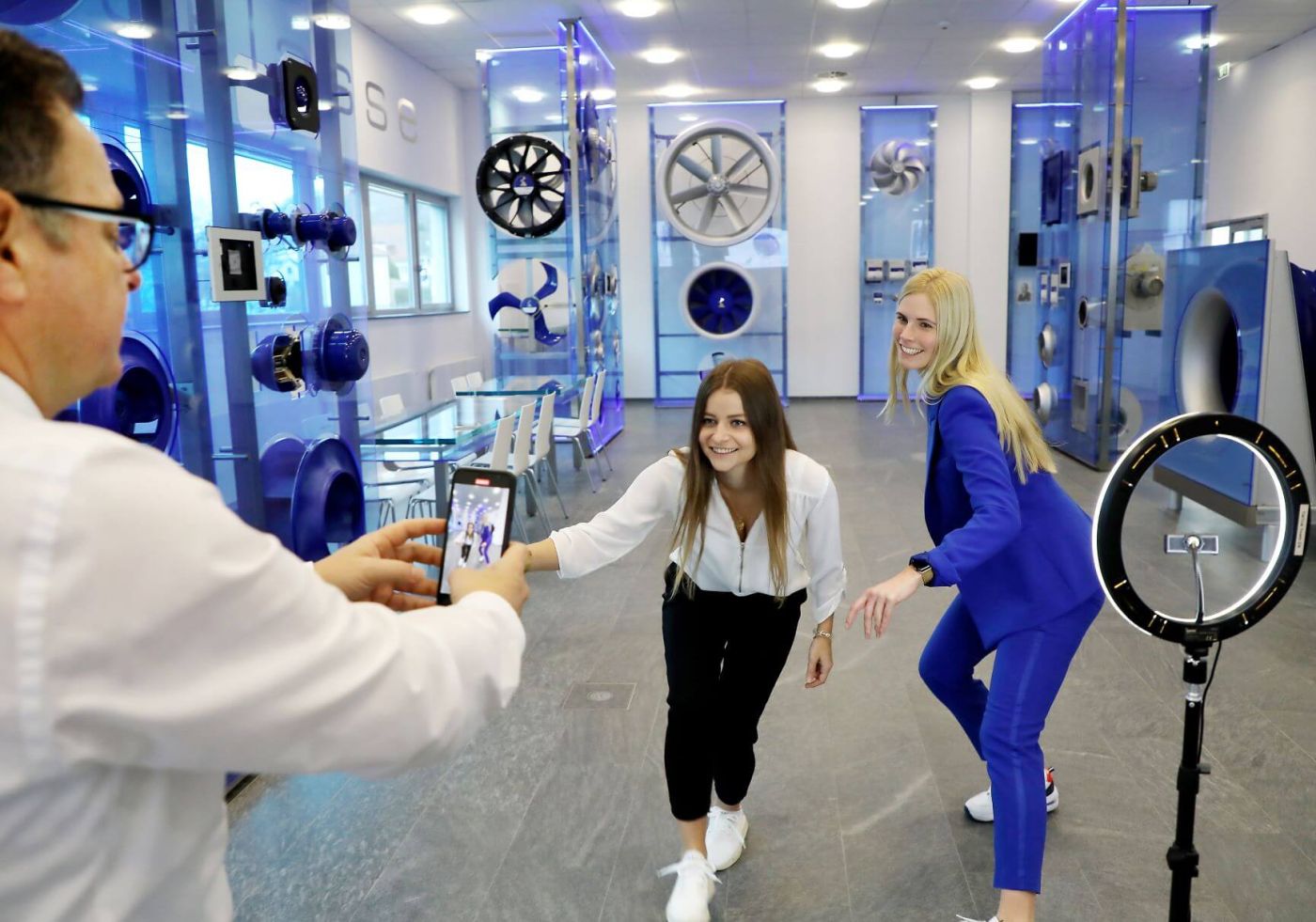 Employer Branding 4.0 bei Ziehl-Abegg: TikTok-Video im Showroom