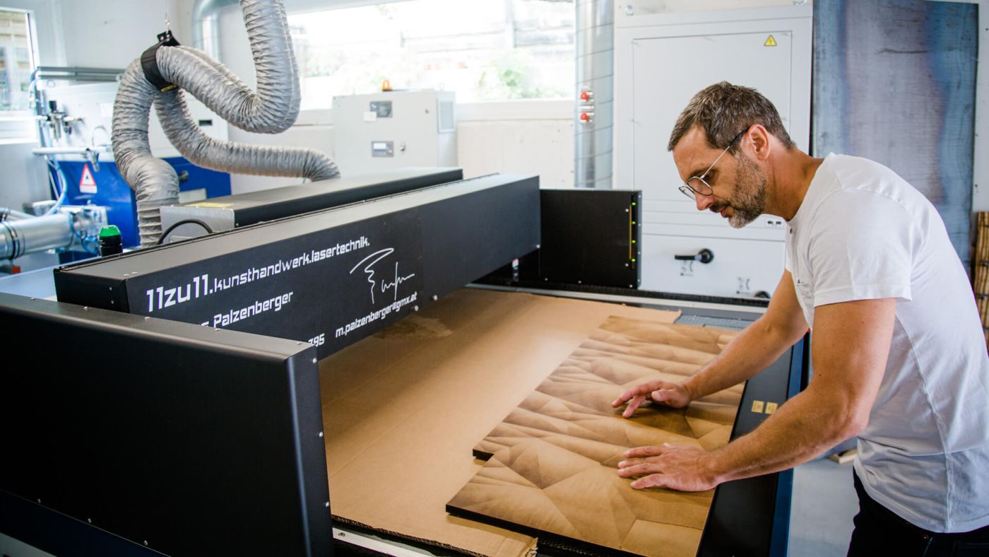Markus Palzenberger beim Laserschneiden auf seiner JustLaser Large