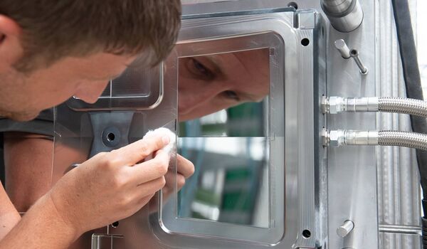 Gefräst mit Kugelfräser: Bauteil mit Hochglanzoberfläche, in dem sich ein Gesicht spiegelt.