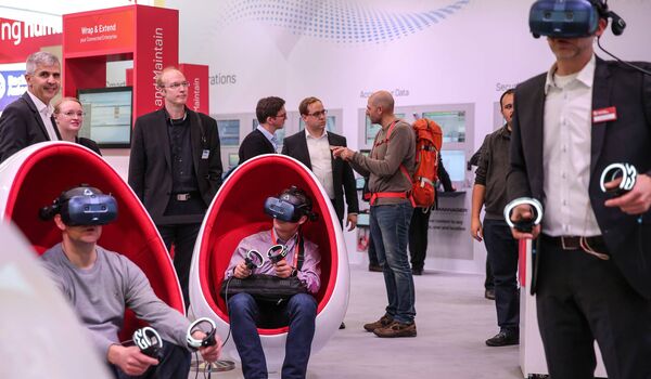 SPS-Besucher mit VR-Brillen