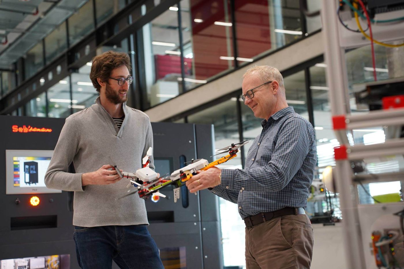 Michael Wendling und Thomas Jetter am SIPBB mit Drohnen aus der Drohnenproduktion.
