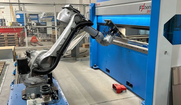 Roboter mit Presse