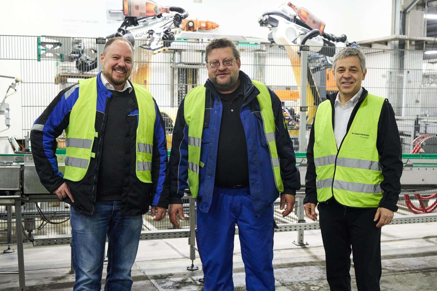 Sorgen für effiziente Abläufe in der Abfüllung (von links): Florian Fahr, Leiter Technik (Dinkelacker), Frank Karle, Leiter Elektrowerkstatt (Dinkelacker), und Andreas Eberle, Local Industry Manager Packaging (Leuze).