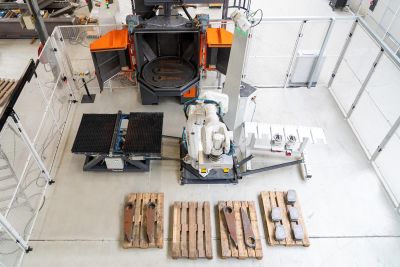 Die acht mal acht Meter grosse Fertigungszelle besteht aus einem intelligenten, sehenden Roboter und einer Rösler Drehtisch-Strahlanlage RDT 150 mit zwei Hochleistungsturbinen.