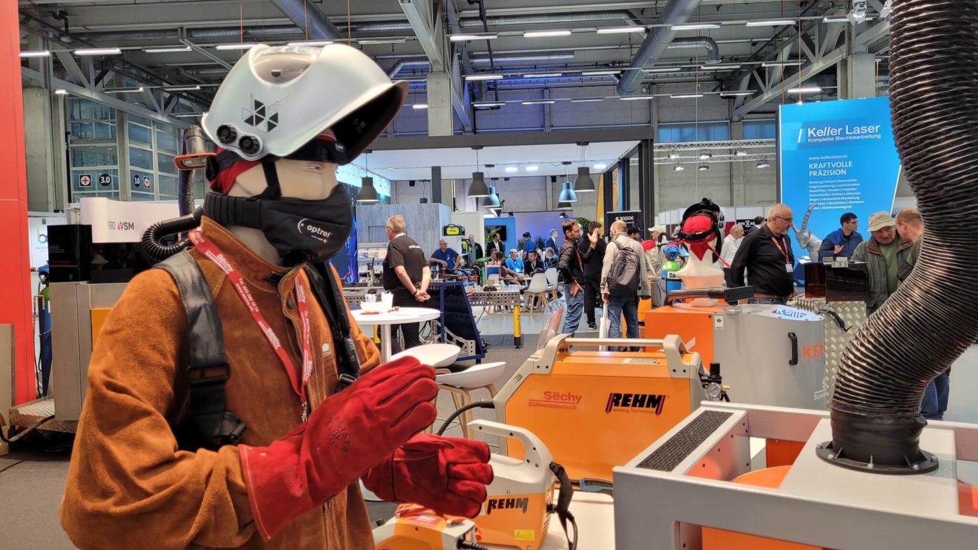 Eine Schaufensterpuppe mit Schweisserausrüstung an einem Stand auf der Messe Ble.ch in Bern