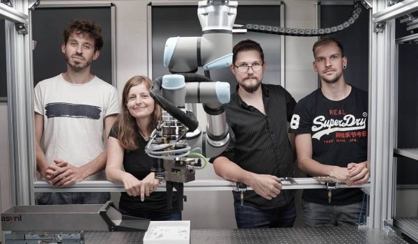 Prof. Dr. Sarah Dégallier Rochat von der Berner Fachhochschule mit den Start-up-Gründern und Mitarbeitern (v.l.) Charly Blanc, Christian Wyss und Lucas Renfer im Labor an der BFH in Biel. Bild: Eugen Albisser