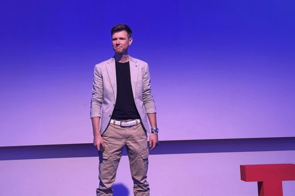 Keine Angst vor KI: Thilo Stadelmann bei seinem TEDxZHAW-Auftritt.