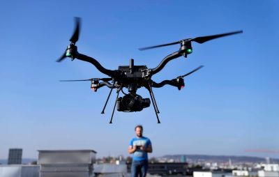 Drohne mit Kamera und Objektiv von Sony