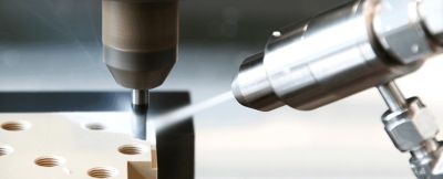 Kühlen und Reinigen beim Zerspanen von PEEK mit dem Quattroclean-System
