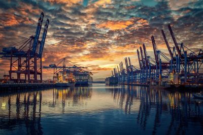 Lieferkette unterbrochen - fast leerer Container-Hafen