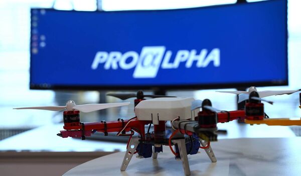 Drohne vor Bildschirm mit Schriftzug proAlpha