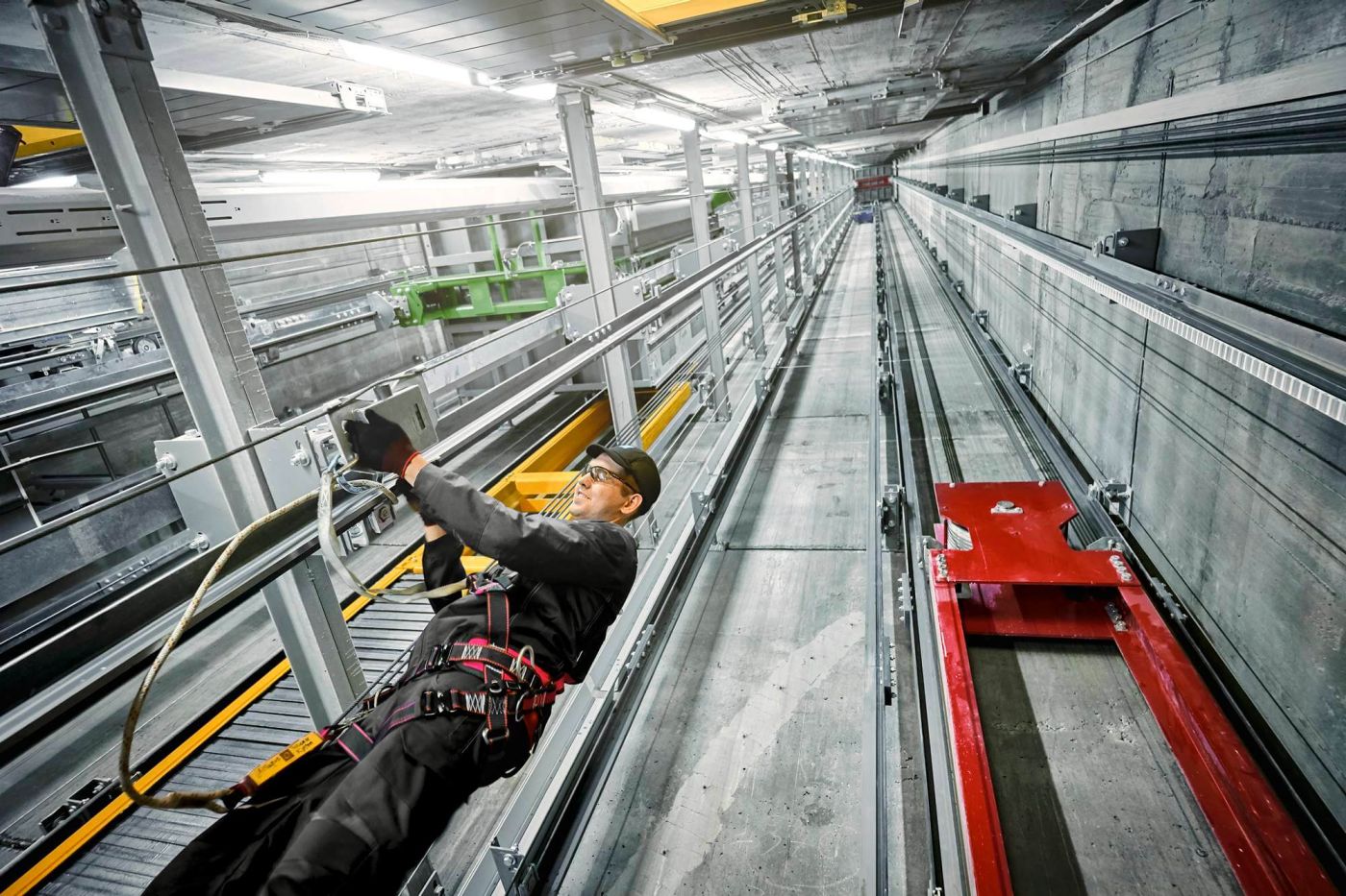 TK Elevator Testturm in Rottweil (Deutschland) - Mitarbeiter im Aufzugsschacht
