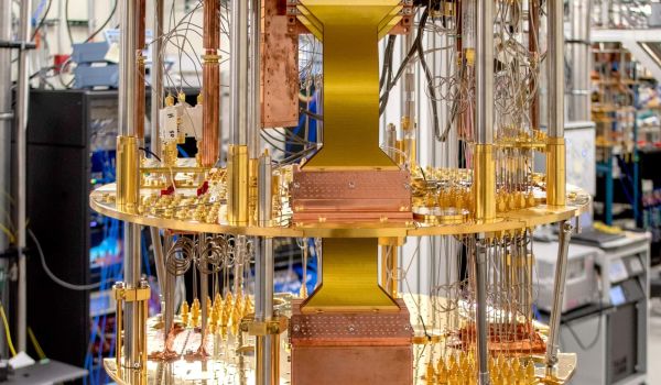 Detailansicht des Quantencomputers von IBM. Ab Januar 2023 hat QuantumBasel Zugriff auf den IBM Quantencomputer mit 433 Qubit.