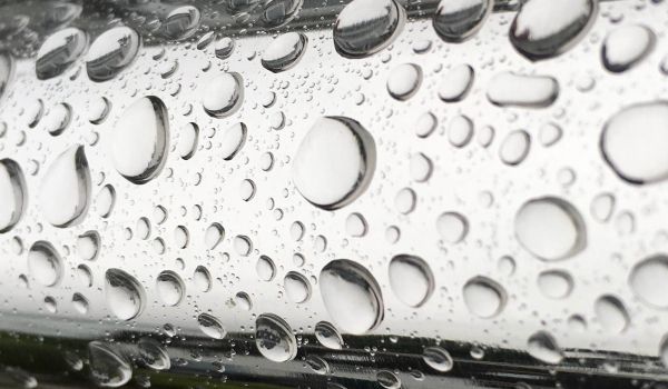 Druckluft-Feuchtigkeit: Feuchtigkeit an einem Rohr
