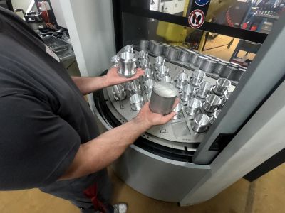Bediener auf der Rückseite am Bestücken