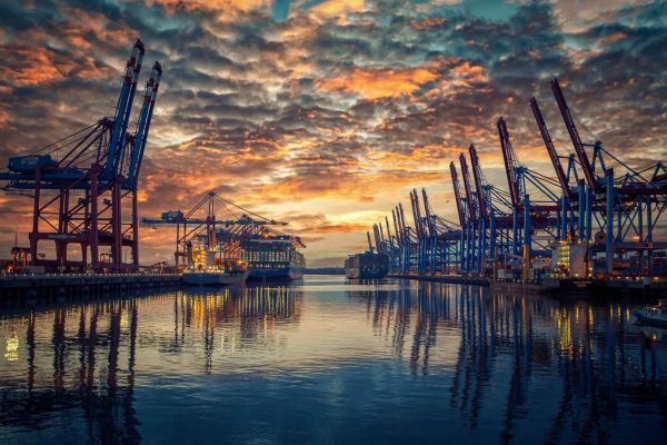 Lieferkette unterbrochen - fast leerer Container-Hafen