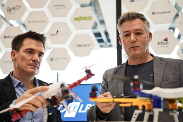 Bastian Régondeau et Denis Fleury avec des drones issus de la production connectée du SIPBB, dans lequel l'ERP de proAlpha joue un rôle important.