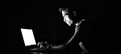 Hacker am Laptop schwarzweiss