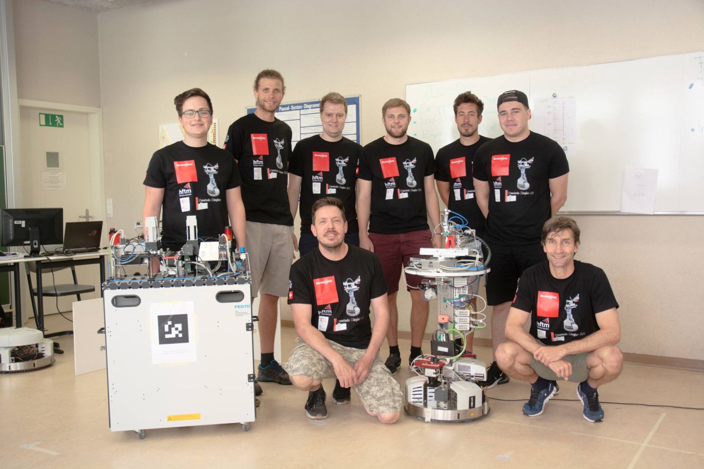 Das HFTM-Team mit Roboter