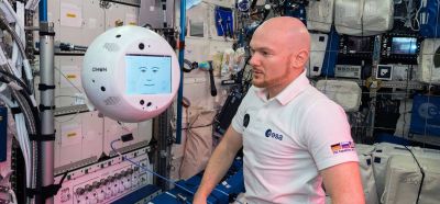 An Bord der ISS schwebt der kugelförmige Roboter mit der Grösse und Form eines Medizinballs trotz seiner fünf Kilo Gewicht schwerelos im Raum.