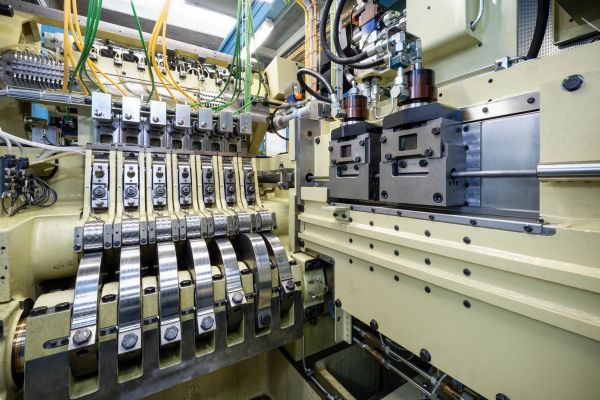 Hatebur stattet eine Kaltumform-Horizontalpresse mit einem Direktantrieb von Siemens aus.