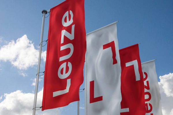 Leuze Schweiz Fahnen am Mast