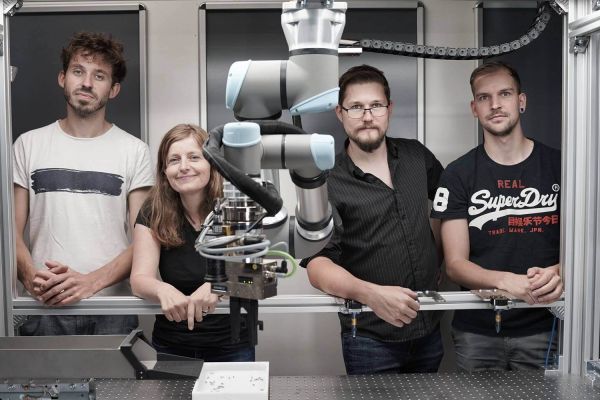 Prof. Dr. Sarah Dégallier Rochat von der Berner Fachhochschule mit den Start-up-Gründern und Mitarbeitern (v.l.) Charly Blanc, Christian Wyss und Lucas Renfer im Labor an der BFH in Biel. Bild: Eugen Albisser