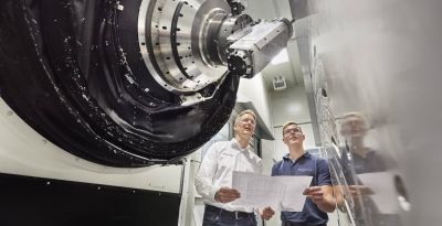 Christian Welter, Leiter der Grossteilfertigung, und Zerspanungsmechaniker Kjell Leushacke, beim Qualitätscheck in der Starrag-FFS.