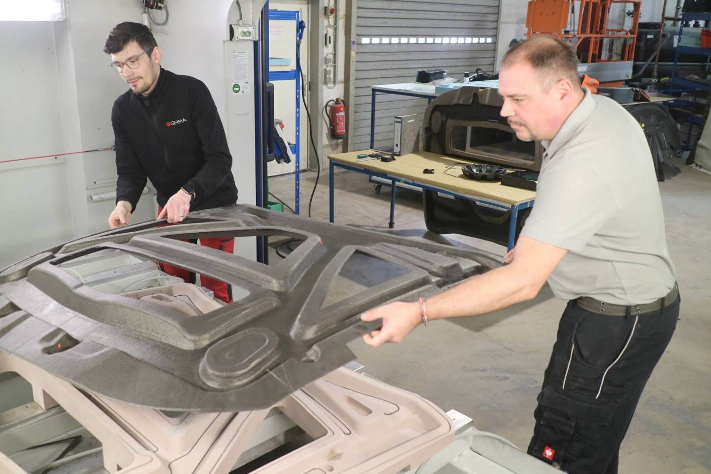 Dominik Münch, Teamleiter Assembly (li.), und Markus Schmaling, Abteilungsleiter CNC