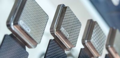 Hochpräzise Oberflächenstrukturierungen von Spritzgussformen, die mit dem neuesten Ultrakurzpuls-Lasersystem des Lasys-Ausstellers Acsys hergestellt sind