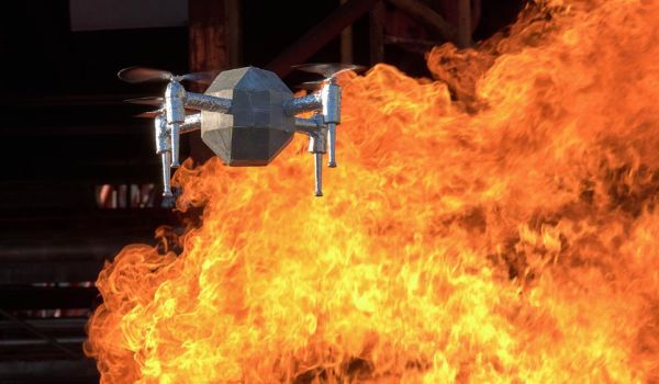Die Feuerdrohne beim Testflug in unmittelbarer Nähe zur Feuerquelle. (Bild: Empa)