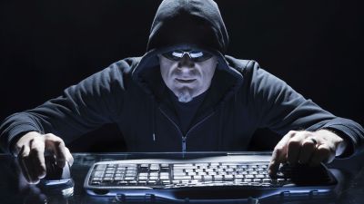 Hacker in absolut typischer Arbeitskleidung
