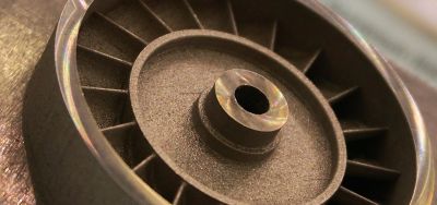 Die Aufstellfläche glänzt wie eine geschliffene Oberfläche: Mit der Ultraschalltechnologie entfällt allerdings ein Maschinenwechsel und ein Umspannen, was zu einer höheren Prozesssicherheit beiträgt.