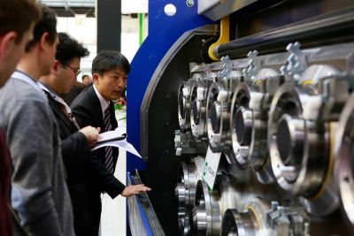 Besucher auf der Fachmesse Wire and Tube in Düsseldorf