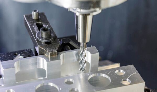 Ein spezieller Vollhartmetallfräser der süddeutschen Werkzeugspezialisten von Mapal Fabrik für Präzisionswerkzeuge Dr. Kress KG schlichtet grosse Taschen in einem Arbeitsgang. (Bild: Mapal Fabrik für Präzisionswerkzeuge Dr. Kress KG)