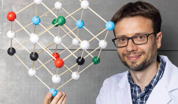 Erforschung von Hochleistungskeramiken: Michael Stuer mit dem Modell eines «chaotischen» Kochsalzkristalls mit fünf verschiedenen Komponenten.