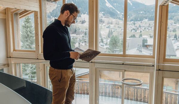 Lucas Däscher steuert das Casa Clara über das Tablet
