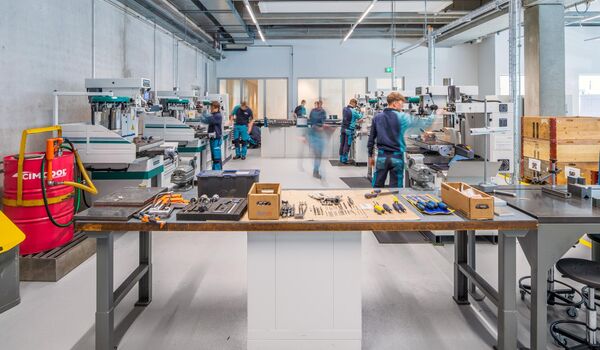 Seit der Gründung des Ausbildungsprogramms im Jahr 1915 haben allein in der Schweiz mehr als 8400 junge Fachkräfte eine Lehre bei Bühler abgeschlossen.