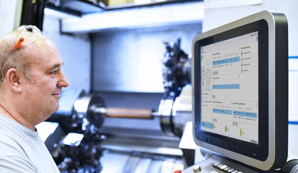 Datenerfassung direkt an der Maschine mit MES HYDRA X  (Quelle: MPDV, Adobe Stock, industrieblick)