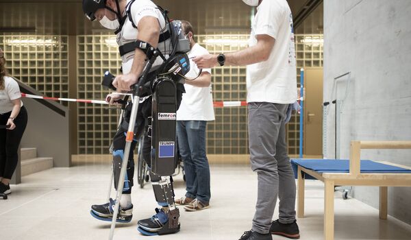 Pilot Thomas Krieg und Exoskelett VariLeg enhanced
