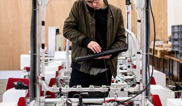Herausforderungen in der Industrie: Ingenieur bei der Arbeit