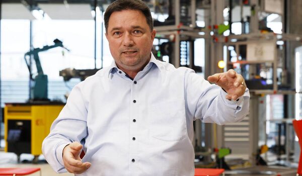 Urs Rüegg von Microsoft Schweiz beim Gespräch über die Hololens