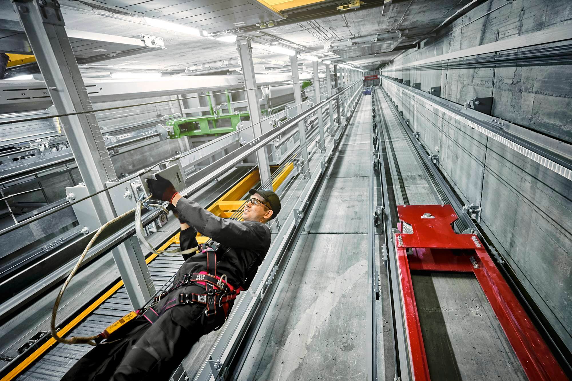TK Elevator Testturm in Rottweil (Deutschland) - Mitarbeiter im Aufzugsschacht TK Elevator Testturm in Rottweil (Deutschland) - Mitarbeiter im Aufzugsschacht