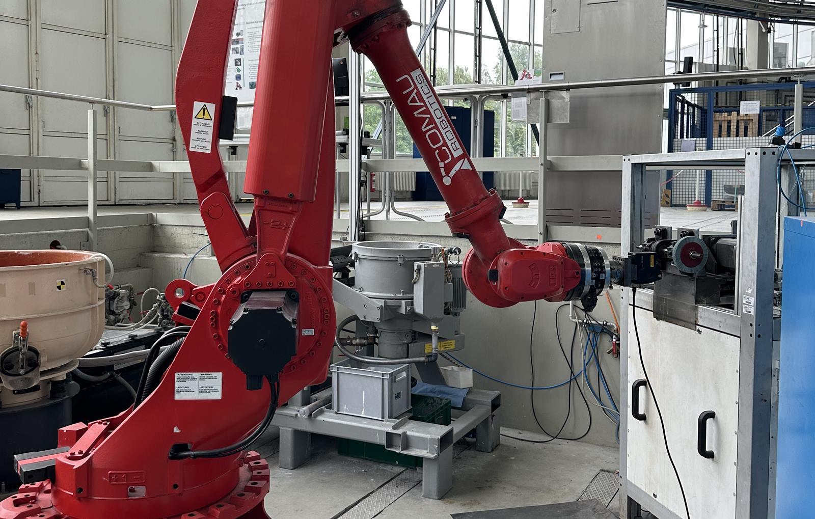 Automatisierte Schleifbearbeitung - roboterunterstützter Schleifprozess Automatisierte Schleifbearbeitung - roboterunterstützter Schleifprozess