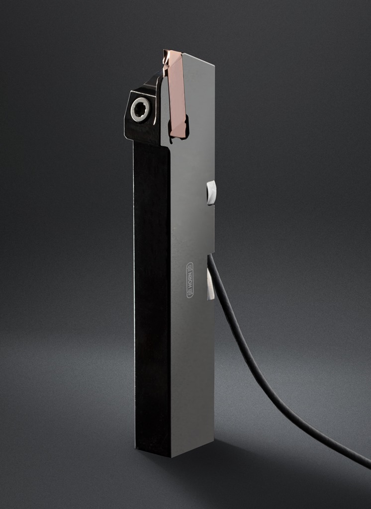 Das Horn-Stechwerkzeug für Titanbearbeitung mit Kraftsensor von Kistler Das Horn-Stechwerkzeug für Titanbearbeitung mit Kraftsensor von Kistler