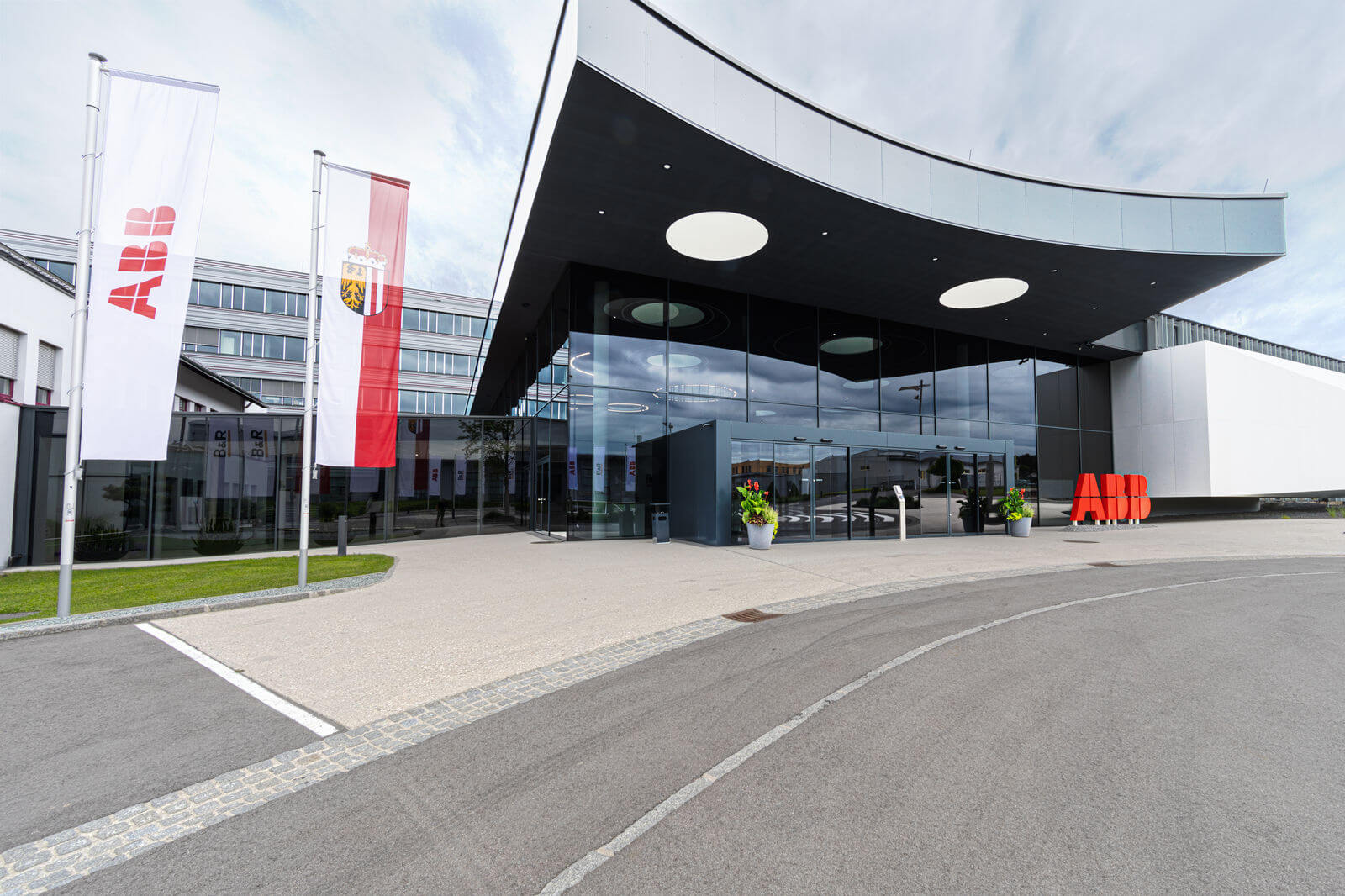 ABB eröffnet Innovations- und Bildungscampus für Maschinenautomation bei B&R ABB eröffnet Innovations- und Bildungscampus für Maschinenautomation bei B&R
