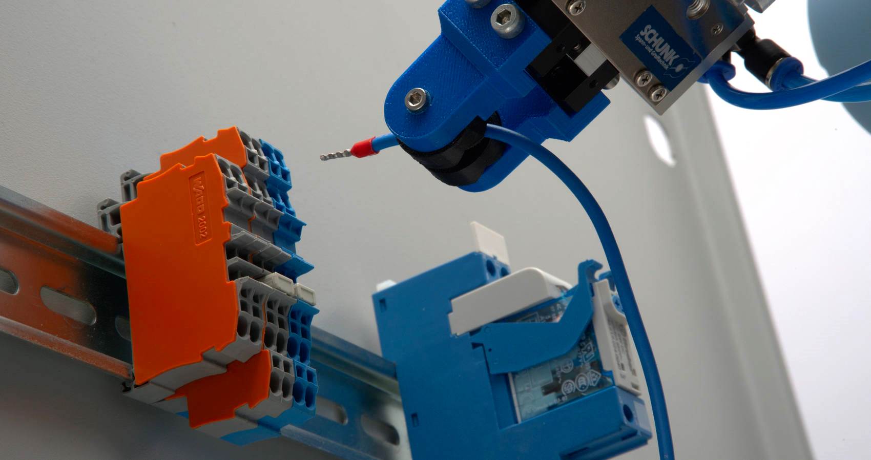 Schaltschrankverdrahtung per Roboter